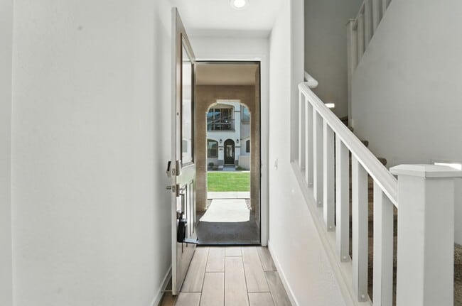 Building Photo - Like Brand New Luxurious Modern 3 Bedroom ...