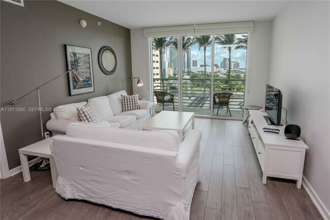 Foto del edificio - 325 S Biscayne Blvd