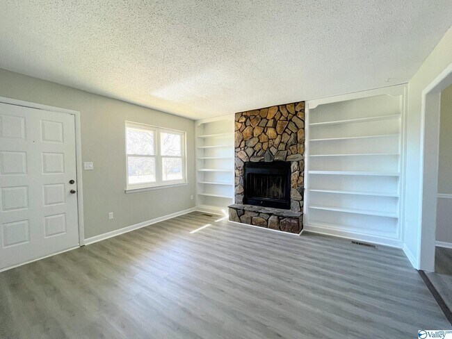 Building Photo - 121 Colby Dr NE