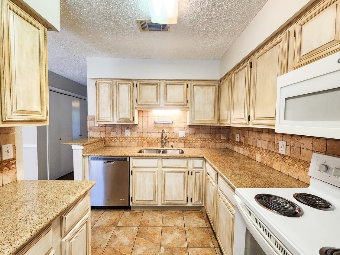 Building Photo - 17742 Kings Park Ln