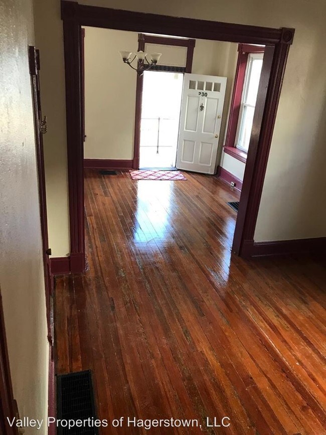 Foto del edificio - 3 br, 1 bath House - 230 N Mulberry St