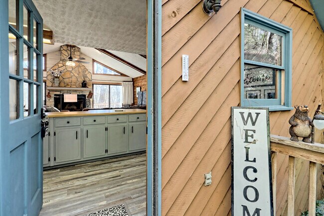 Building Photo - 1021 Saddle Back Cir