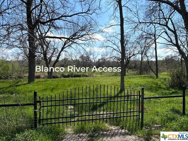 Foto del edificio - 2056 Farm to Market 165