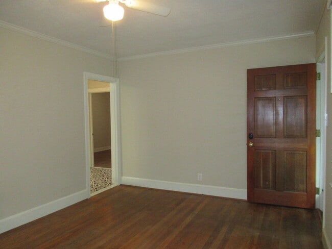 Building Photo - Lovely 2br bungalow with screened porch an...