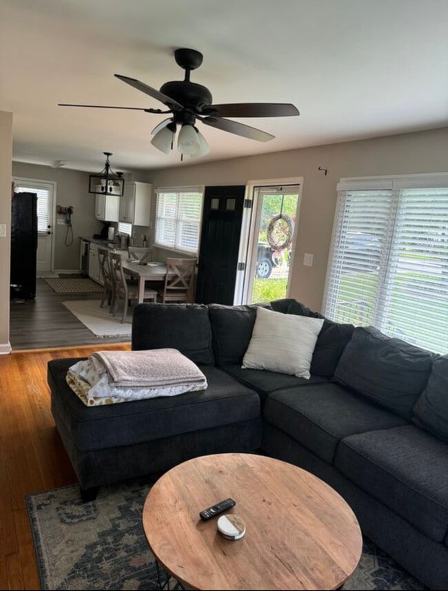 Building Photo - 405 Crestwood Dr