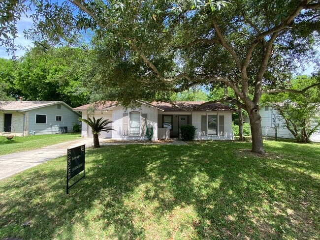 Building Photo - CUTE 3 BR IN UNIVERSAL CITY W/ EASY ACCESS...