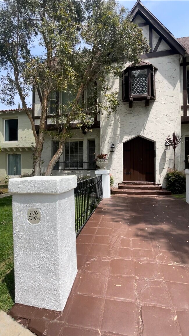 Foto del edificio - 726 S Dunsmuir Ave