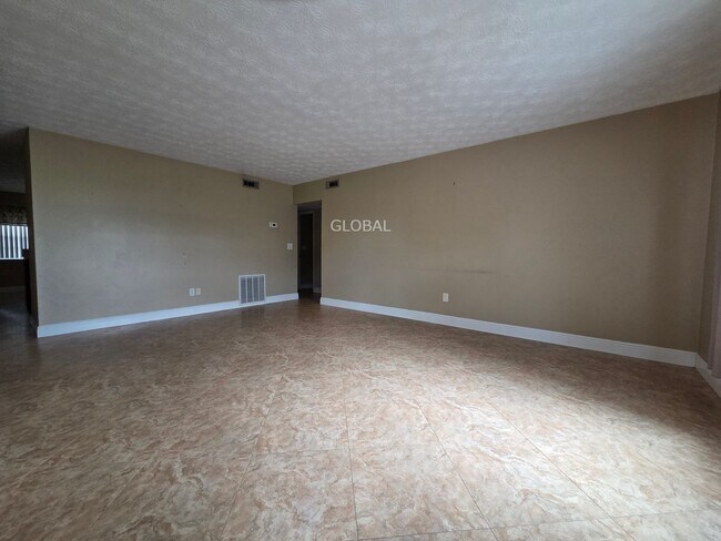 Foto del edificio - Lakefront First-Floor Condo in Camelot by ...