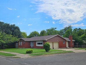 Building Photo - 1011 Cedar Dr