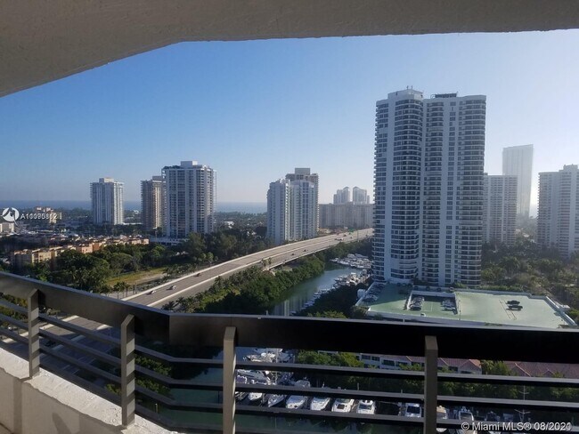 Foto del edificio - 3400 NE 192 St