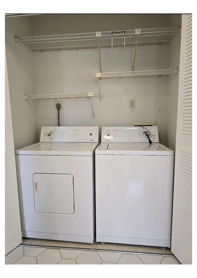 Building Photo - 163 Lake Gloria Dr