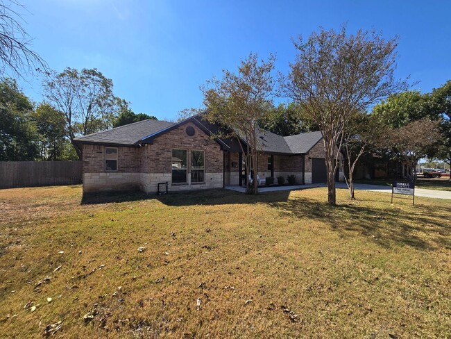 Foto del edificio - NEW IN MANAGEMENT - AVAILABLE NOW!