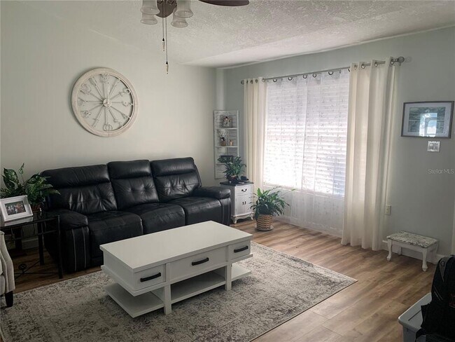 Foto del edificio - 11001 Dianne Cove