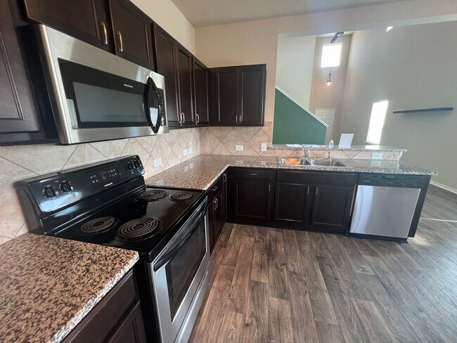 Foto del edificio - Perfect 3/2.5 - Tall Ceilings and in Immac...