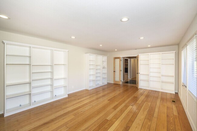 Building Photo - Spacious 3 Bed, 3 Bath Home in Quiet Neigh...