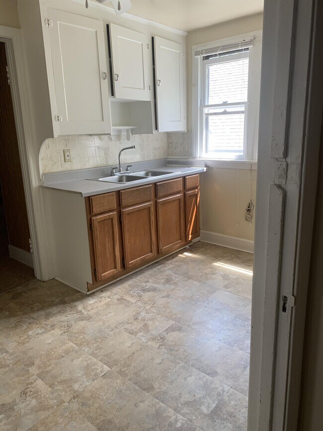 Building Photo - 2818 E 119th St