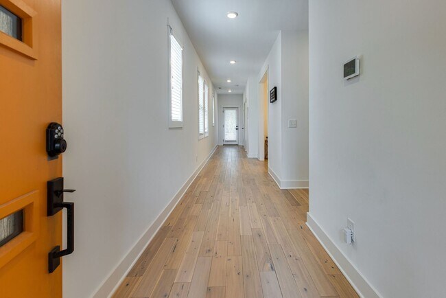 Foto del edificio - Great modern HPR with garage and view of t...