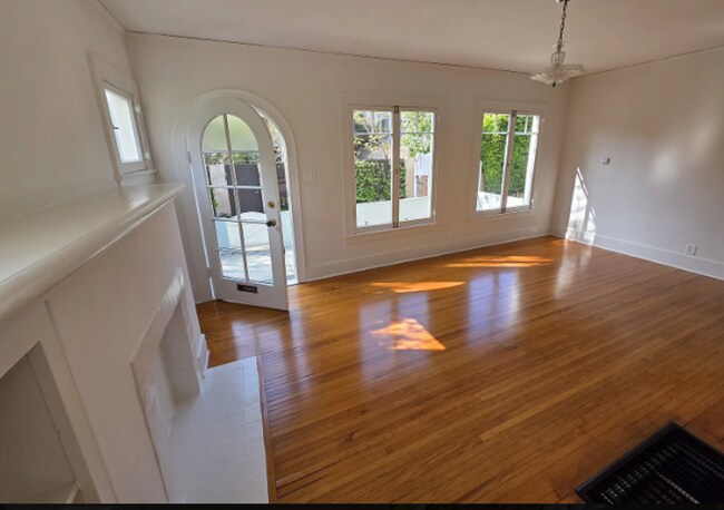 Foto del edificio - 124-128 Breeze Ave.-126