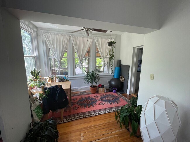 Foto del edificio - Renovated 2 Bedroom Upstairs Apartment in ...