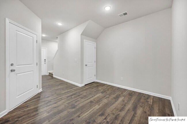 Foto del edificio - STUNNING TOWNHOME IN NORTHEAST COLUMBIA