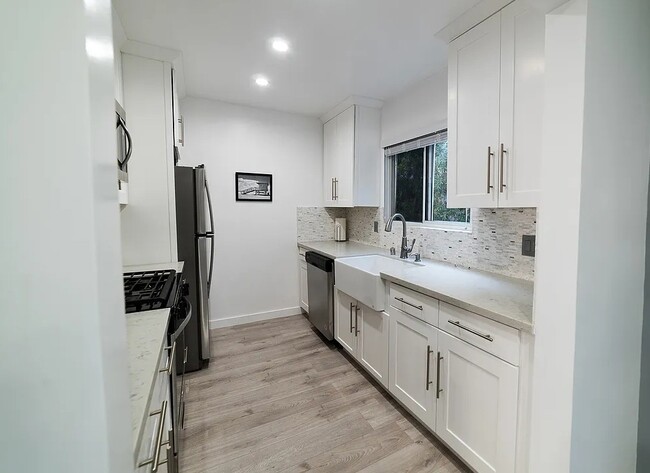 Building Photo - One Bedroom Furnished Condo