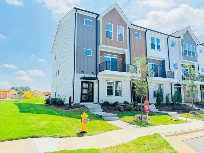 Building Photo - 4 bedroom End Unit Townhome in Wendell Fall