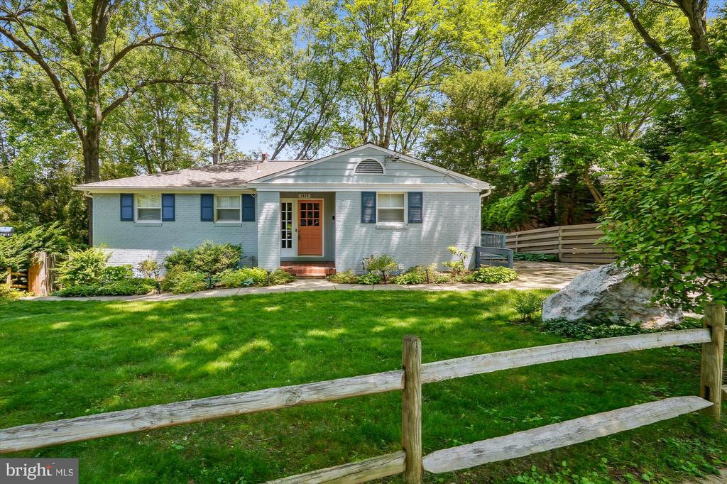 Primary Photo - 3829 Denfeld Ave