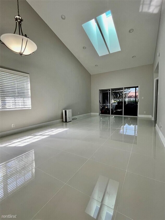Foto principal - 3 br, 2.5 bath Townhome - 17058 Boca Club ...