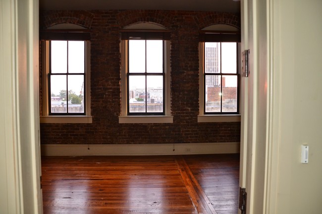 Lots of Natural Light - 2227 1st Ave S