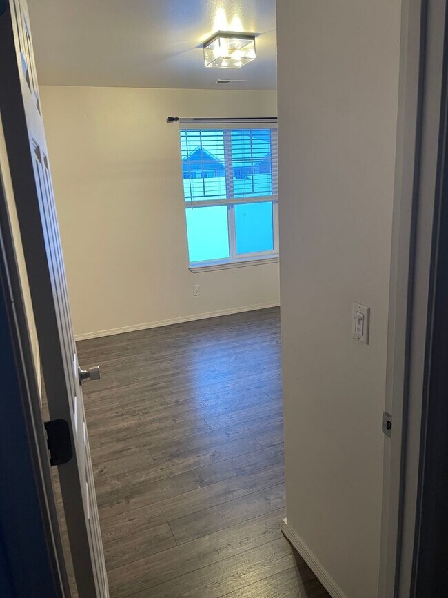 Foto del edificio - Spacious and well-maintained 3-bedroom, 2-bathroom condo