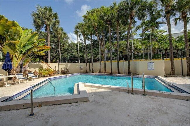Building Photo - 2715 Tigertail Ave