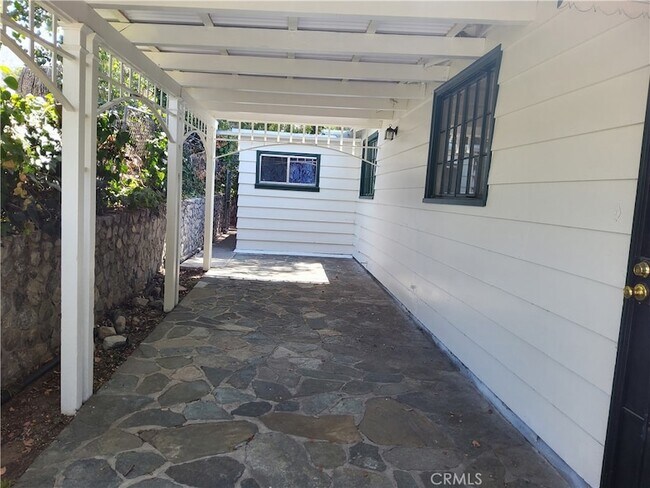 Building Photo - 10630 Hillhaven Ave
