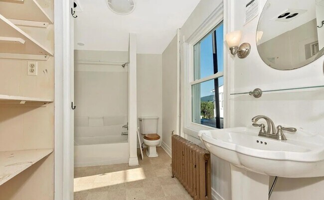 Baño completo en el 2do piso - 201 W Main St
