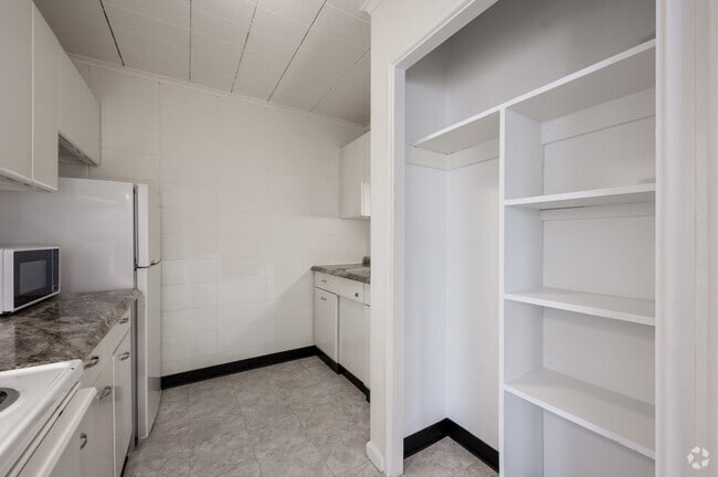 1 habitación, 1 baño - 750 pies cuadrados - Cocina - Carrollton Manor Apartments