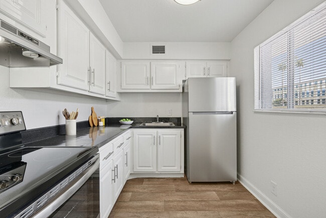 Building Photo - Costa Del Lago