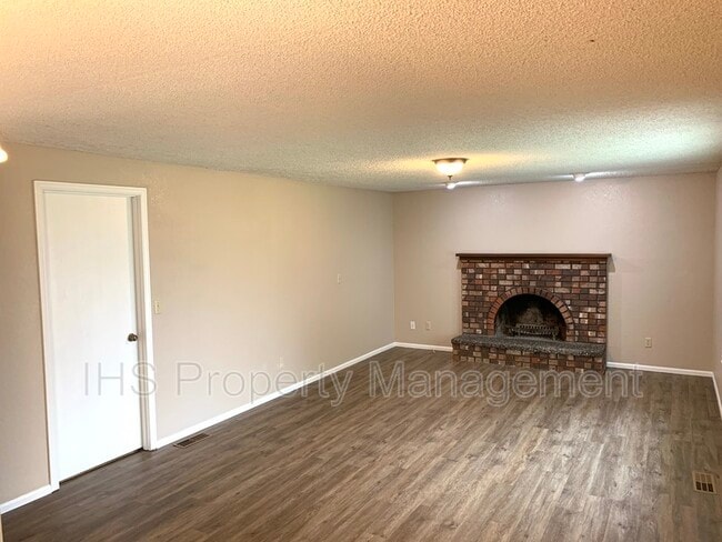 Building Photo - 912 E Eastlake Dr