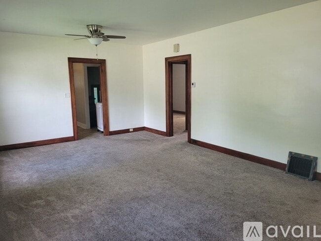 Building Photo - 2 Bd 1 Ba House in Beatrice Available in June!