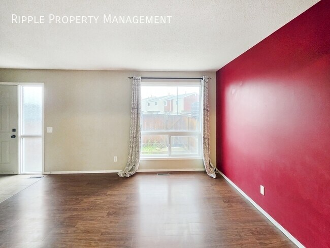 Building Photo - SPACIOUS 3 BEDS, 1.5 BATHS Town House | PRIVATE BACKYARD & UNFINISHED BASEMENT