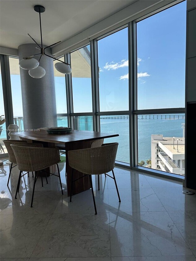 Foto del edificio - 1331 Brickell Bay Dr
