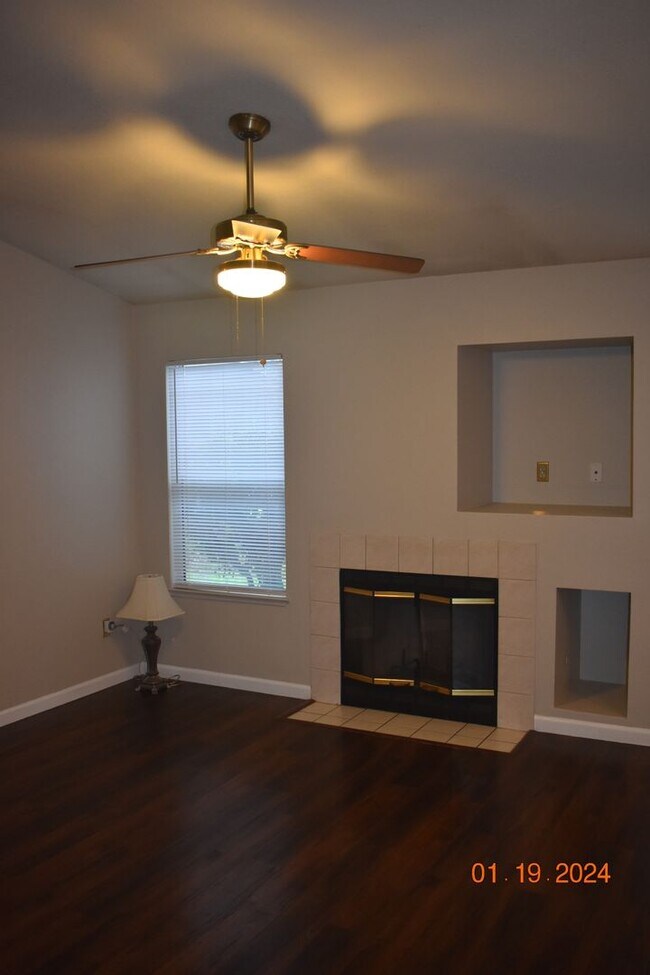 Foto del edificio - Nice Three Bedroom Home in Weston Ranch wi...
