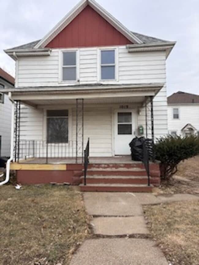 Building Photo - 1019 W 5th St