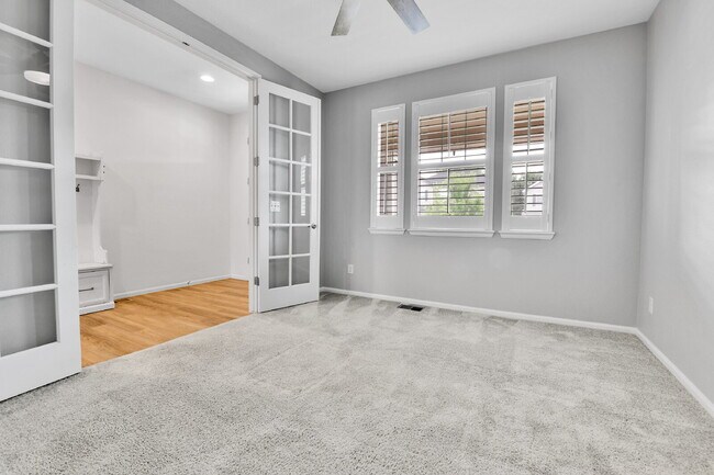 Foto del edificio - $4,850 - Spacious 5-Bed, 3.5 bath Home wit...
