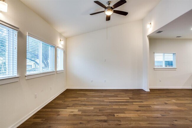 Building Photo - 6800 Menchaca Rd