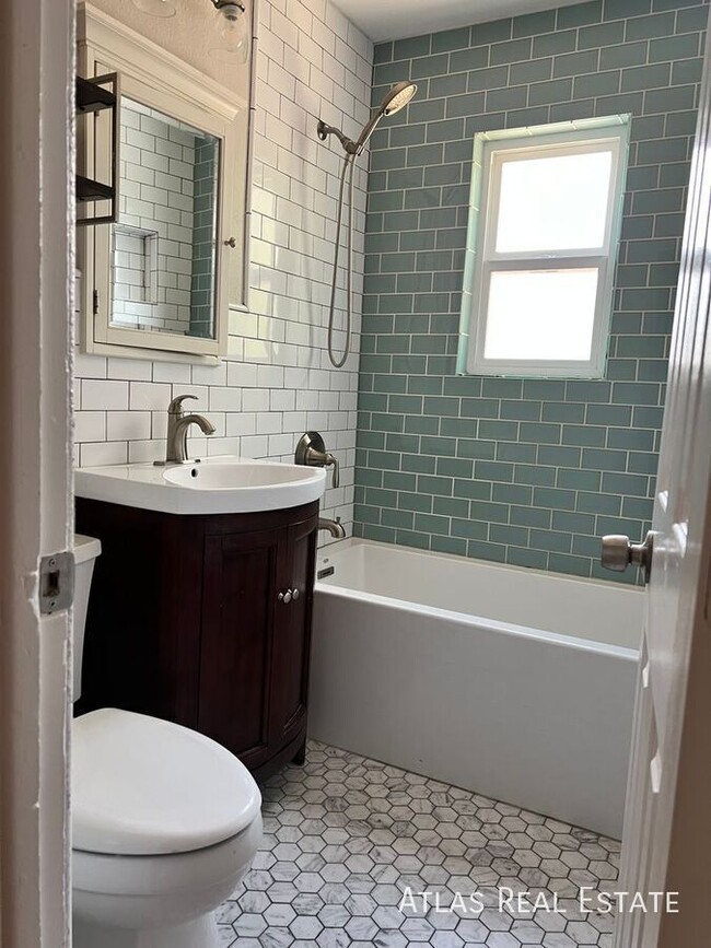 Foto del edificio - 2241 N Moline St