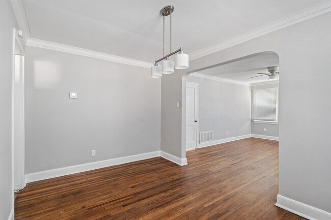 Foto del edificio - 3753 Friar Tuck Rd