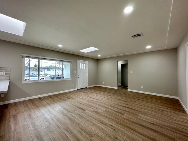 Foto del edificio - 5051 Campanile Dr