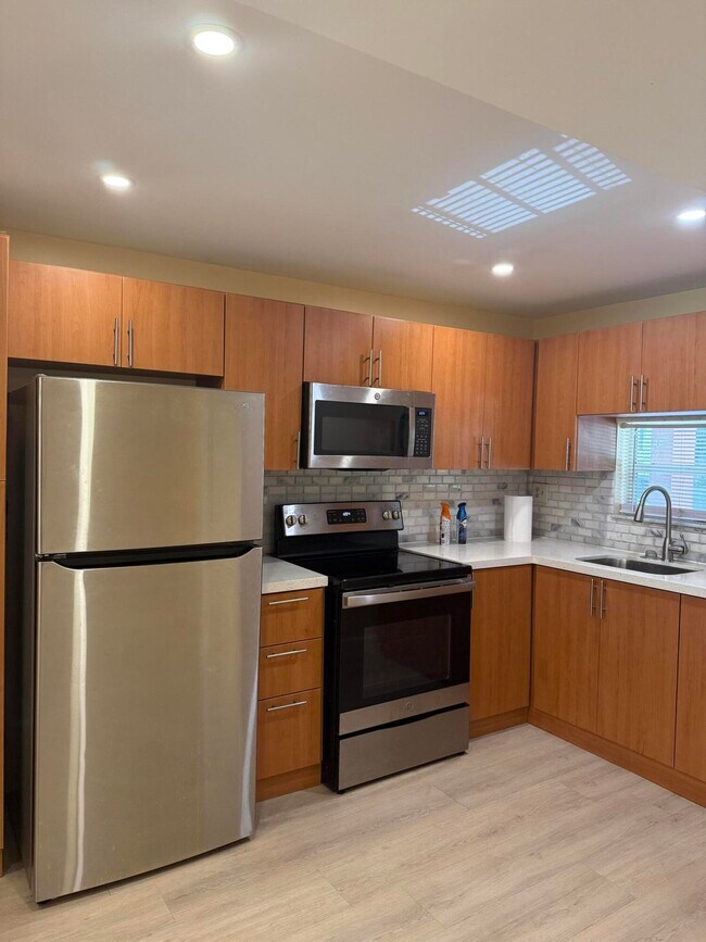 Building Photo - 830 S Hollybrook Dr