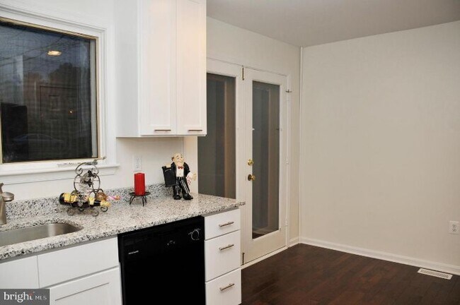 Building Photo - 5565 Suffield Ct