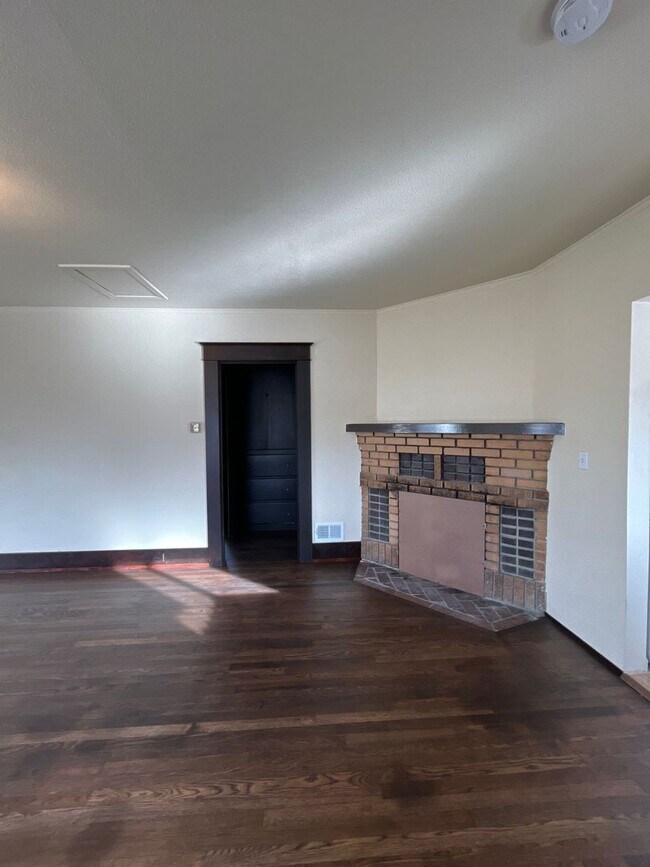 Building Photo - 1561 G St