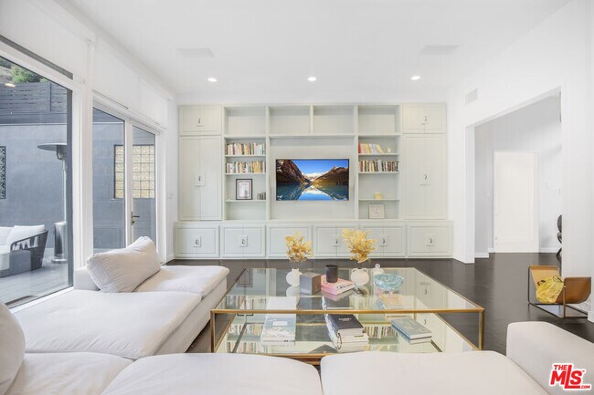 Foto del edificio - 1833 Franklin Canyon Dr